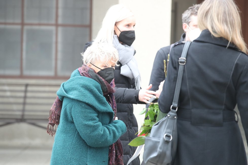 Smuteční hosté přicházejí na poslední rozloučení s Janem Vodňanským