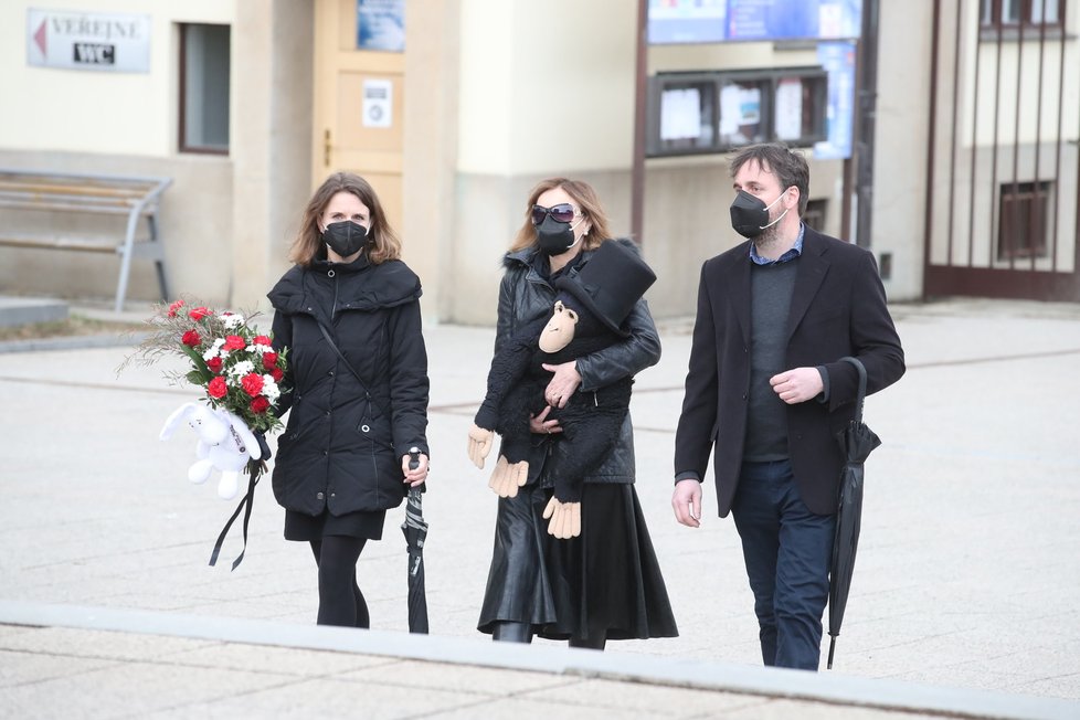 Smuteční hosté přicházejí na poslední rozloučení s Janem Vodňanským