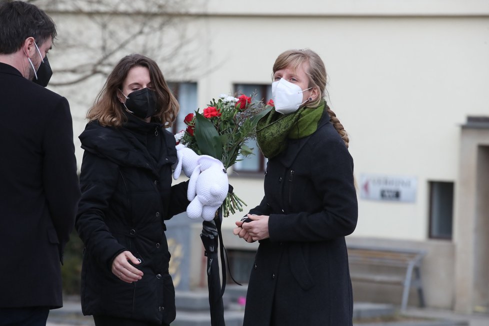 Smuteční hosté přicházejí na poslední rozloučení s Janem Vodňanským