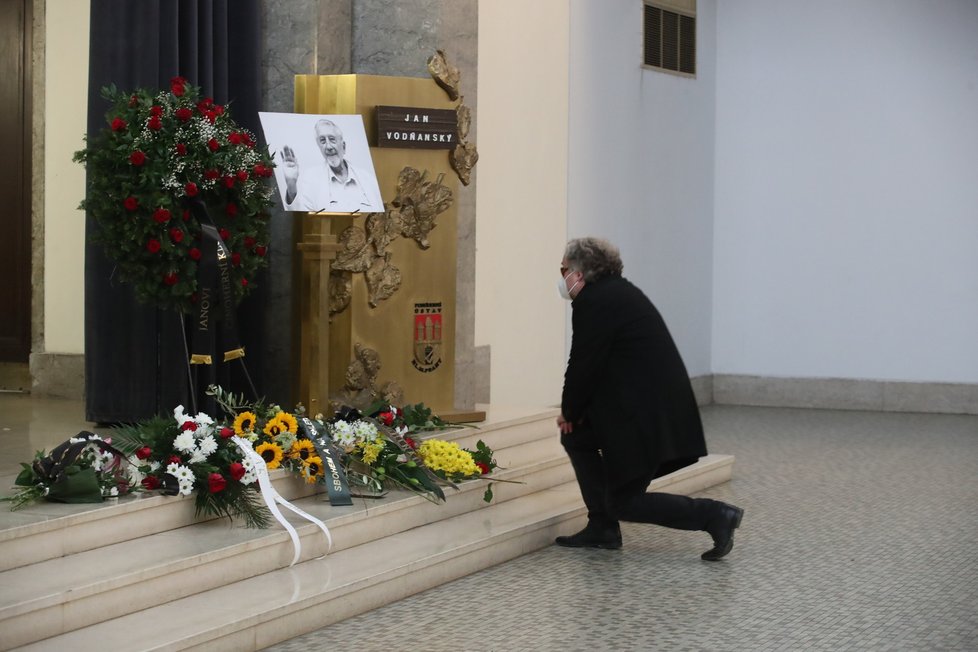 Jan Hřebejk na posledním rozloučení s Janem Vodňanským