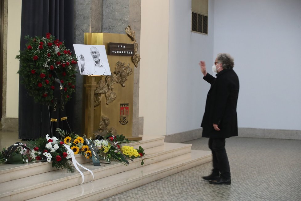 Jan Hřebejk na posledním rozloučení s Janem Vodňanským