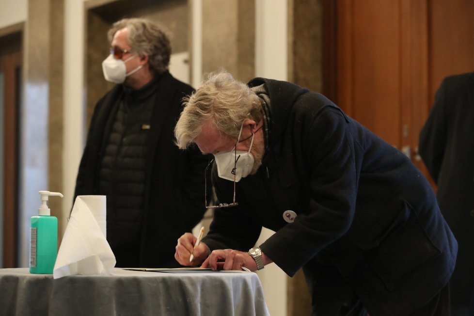 Jan Kačer na posledním rozloučení s Janem Vodňanským