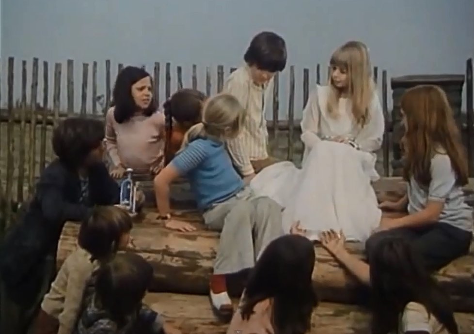 Malá Fanča (vlevo nahoře) a její první a poslední filmová role. (Ať žijí duchové!, 1977)