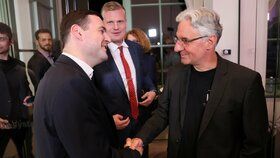 Eurovolby 2024: Jan Zahradil (ODS) ve štábu Přísahy a Motoristů s Petrem Macinkou, v pozadí Filip Turek