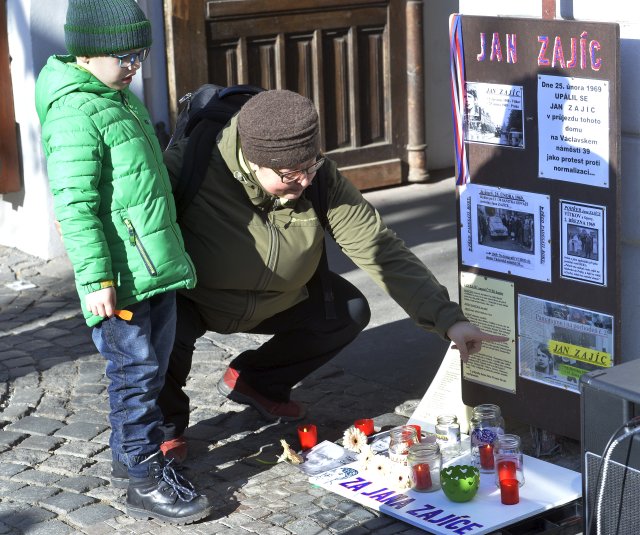 Pieta za Jana Zajíce probíhala na Václavském náměstí už den před výročím, tedy v neděli 24. února