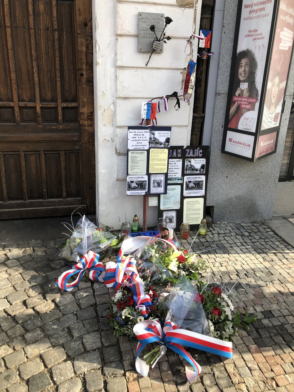 Komorní vzpomínková akce k upálení Jana Zajíce proběhla na Václavském náměstí, u domu č. 39, kde se Zajíc zapálil
