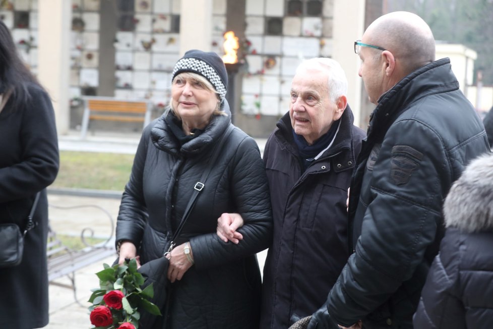 Pohřeb Jana Zázvorky: Eliška Balzerová s manželem
