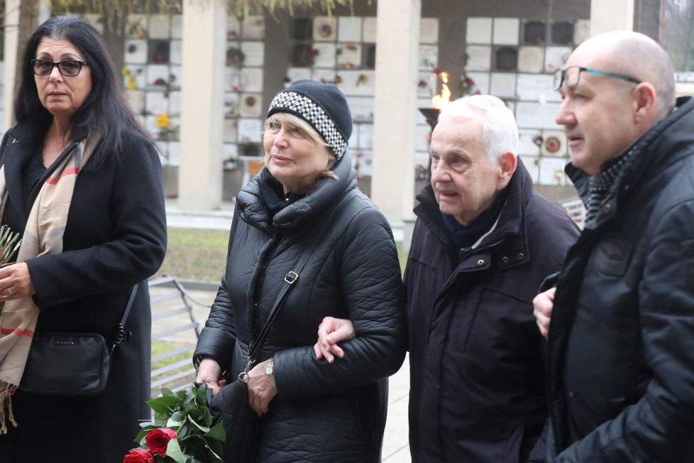 Pohřeb Jana Zázvorky: Eliška Balzerová s manželem