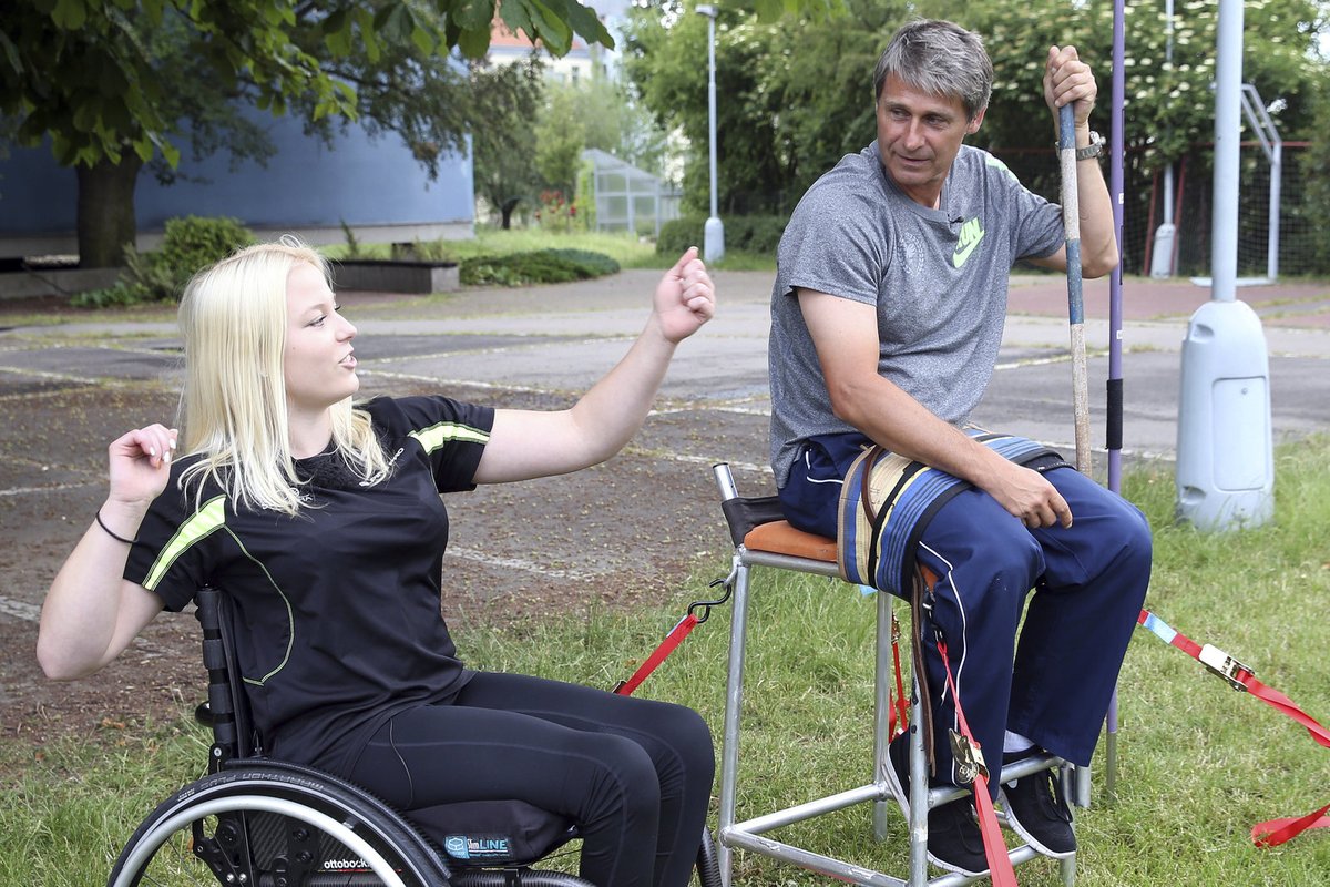 Železný pomáhá i handicapované atletce Novotné.