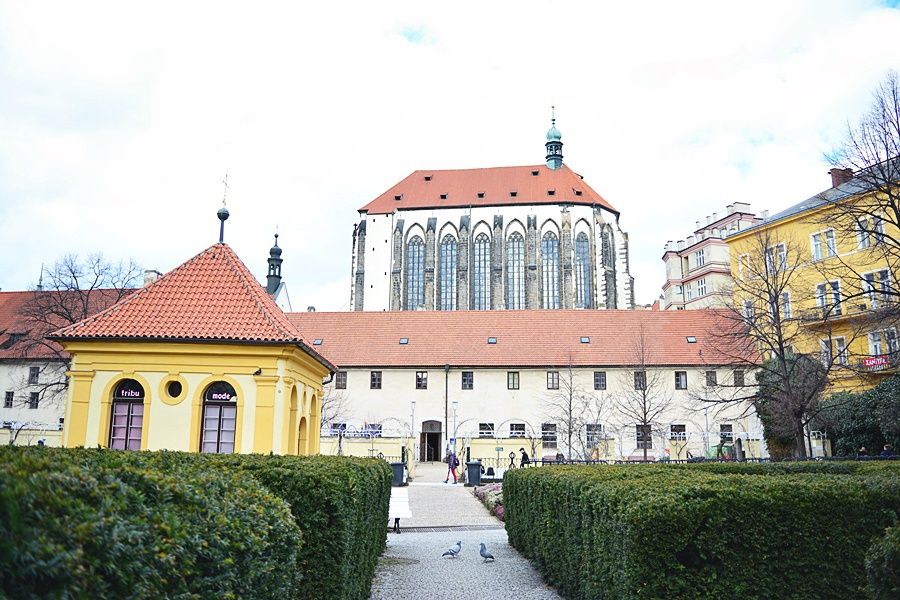 Pohled na kostel, ve kterém kázal Jan Želivský. To on vedl rozvášněný dav husitů na Novoměstskou radnici.