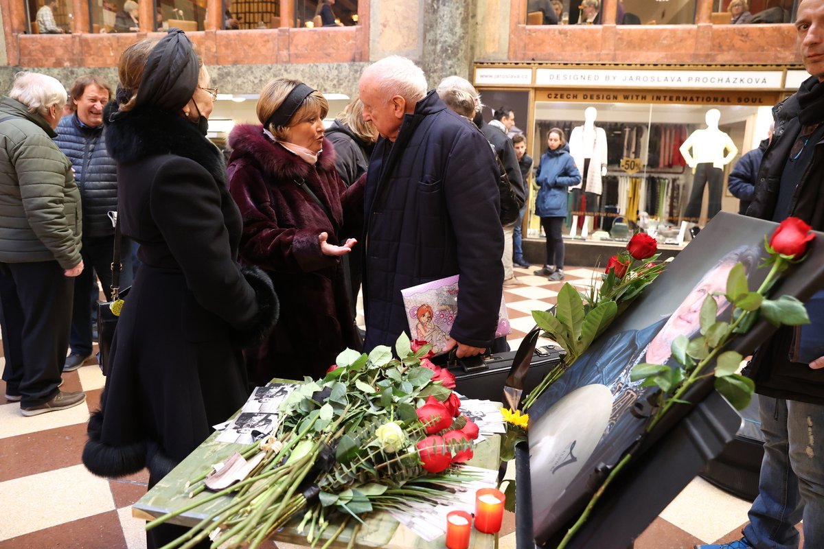 Pieta za bubeníka Jana Žižku v pražské Lucerně: Felix Slováček s Jarmilkou Gerlovou a Vlastou Kahovcovou.