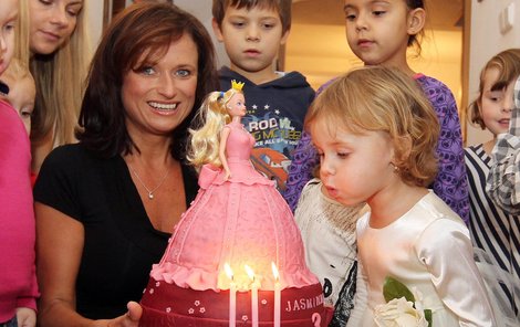 Jana Adamcová s malou Jasmínkou, když sfoukává svíčky u narozeninového dortu.