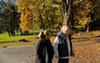 Jana jezdí za manželem několikrát týdně. Jana jezdí za manželem několikrát týdně.