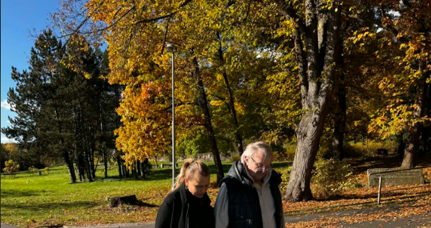 Jana mengunjungi suaminya beberapa kali seminggu. Jana mengunjungi suaminya beberapa kali seminggu.
