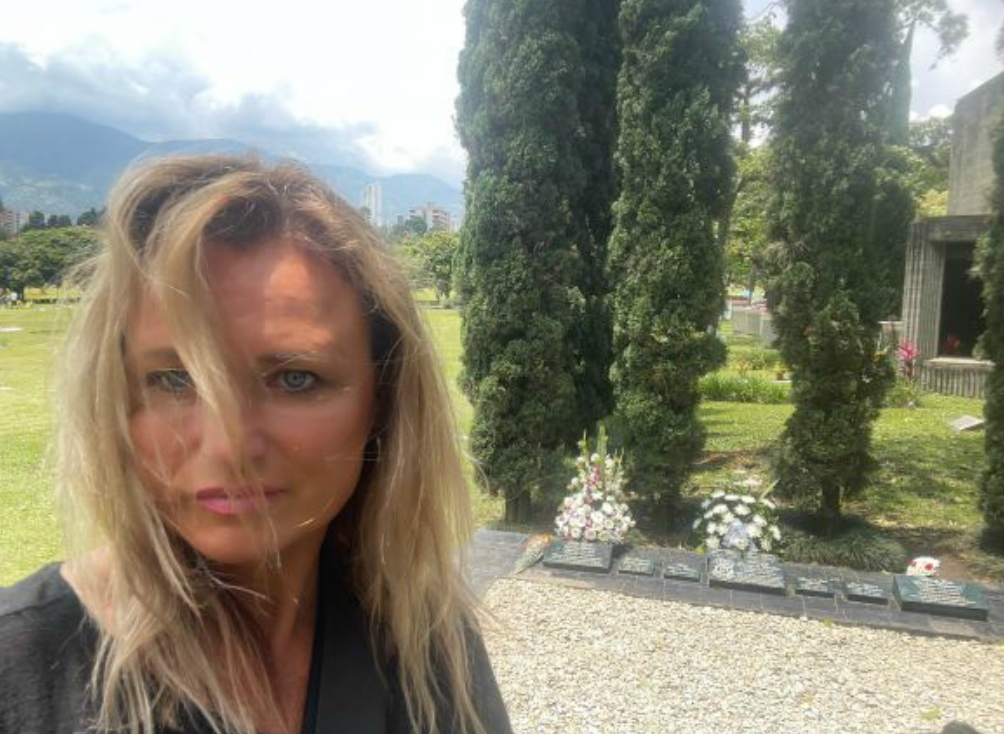 Jana Adamcová v Kolumbii: U Escobarova hrobu na hřbitově v Medellínu.