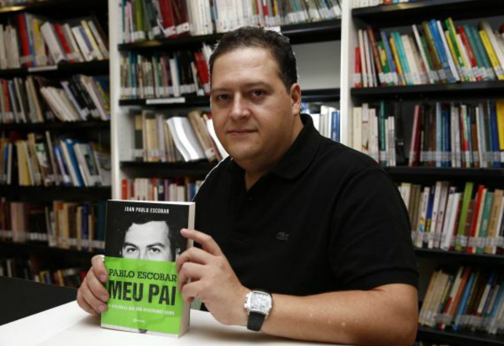 Sebastián Marroquin, syn krále všech narkobaronů Pabla Escobara, s knihou, kterou napsal