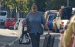 Manželka Jana Adamcová Jiřího stěhuje Manželka Jana Adamcová Jiřího stěhuje
