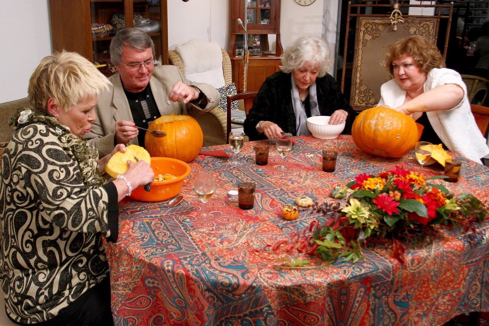 „Čarodějnice“ Jana zeleninu zařadí na stůl jako stylovou zábavu - hosté si vydlabou halloweenské dýně.