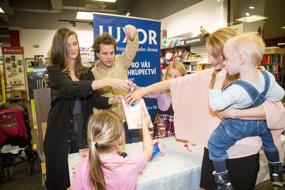 Jana Bernášková a Jan Onder pokřtili Kouzelné karamelky na dobrou noc.