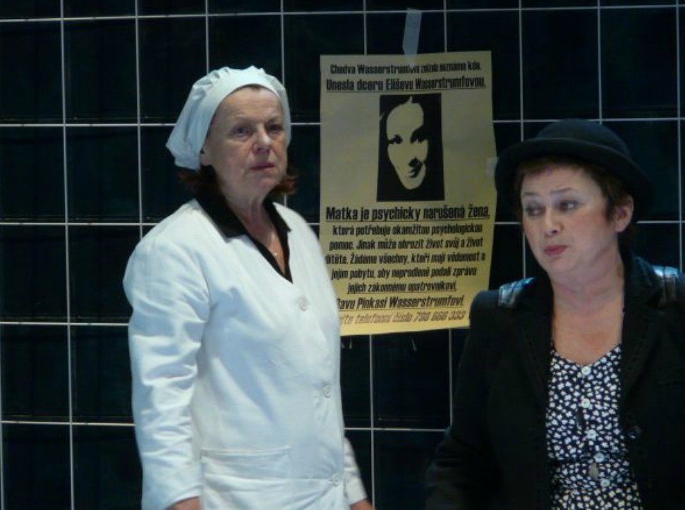 Jana Boušková a Iva Janžurová v inscenaci Mikve ve Stavovském  divadle.
