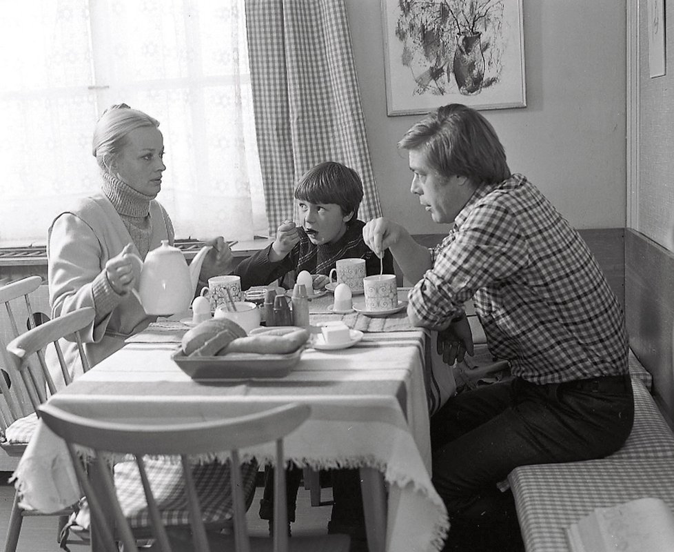 Útěky domů (1980): Spolu s Brejchovou si hlavní roli ve filmu zahrál Jan Kanyza (62) a Tomáš Holý (†21). Trojice tvoří na první pohled šťastnou rodinu, které se pomalu rozpadají všechny iluze.