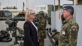 Černochová hledá odpovědi, proč odchází vojáci do civilu: Dění ve světě je až poslední důvod