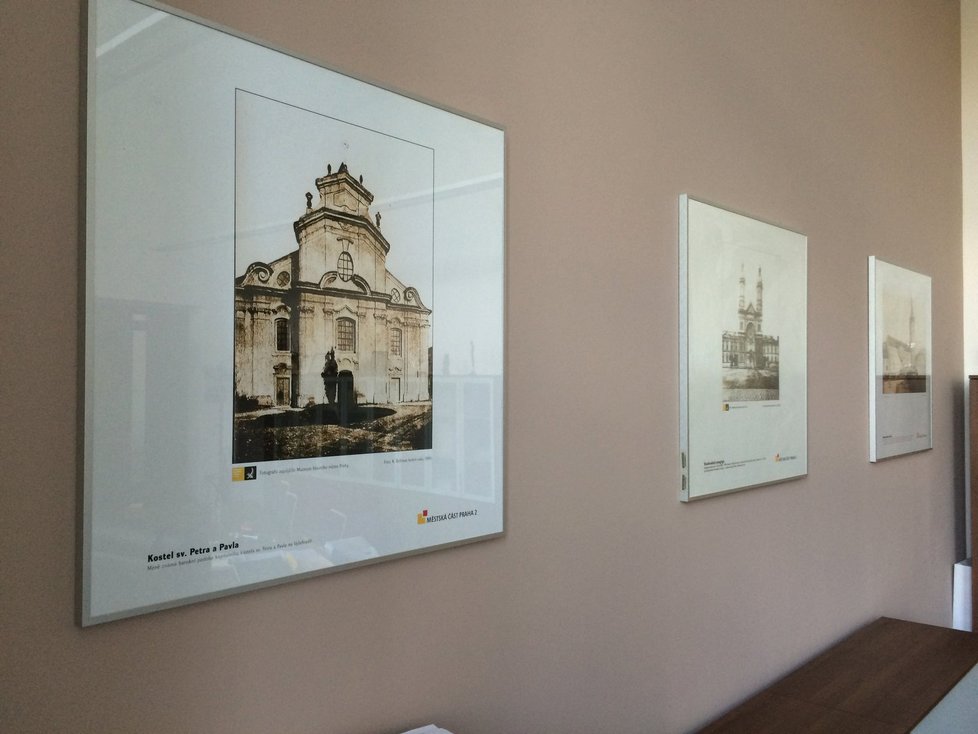 Na tyto obrazy nedá Černochová dopustit. Znázorňují původní podobu významných staveb Prahy 2.