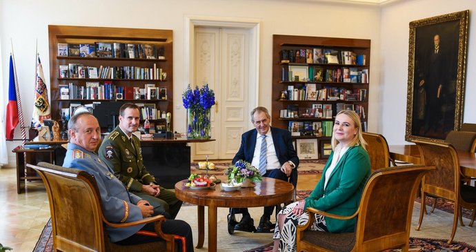 Prezidenta Zemana navštívili ministryně obrany Černochová a budoucí náčelník generáního štábu Karel Řehka (8.6.2022)