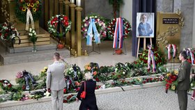 Ministryně obrany Jana Černochová (ODS) a náčelník Generálního štábu Armády ČR Karel Řehka na pohřbu diplomata Martina Povejšila (14.8.2023)