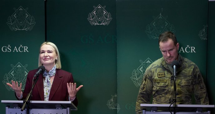 Společná tiskovka ministryně obrany v demisi Jany Černochové (ODS) a náčelníka Karla Řehky (25.11.2025)