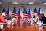 Ministryně obrany Jana Černochová s americkým protějškem Lloydem Austinem. v Pentagonu. (23.5.2023)