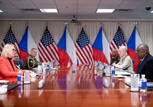 Ministryně obrany Jana Černochová s americkým protějškem Lloydem Austinem. v Pentagonu. (23.5.2023)