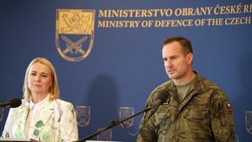 Ministryně obrany Jana Černochová (ODS) s náčelníkem Generálního štábu Armády ČR Karlem Řehkou