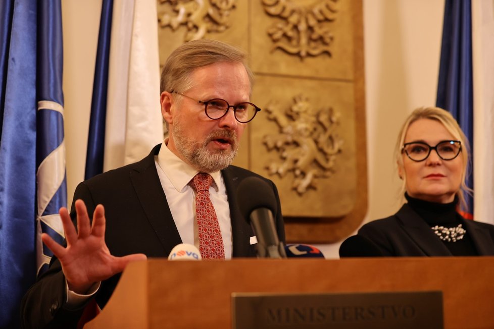 Předseda vlády Petr Fiala a ministryně obrany Jana Černochová navštívili ve čtvrtek 5. ledna 2023 Vojenské zpravodajství.