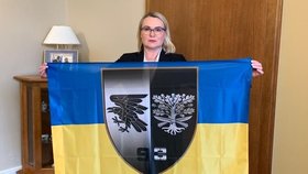 Ministryně obrany Jana Černochová (ODS) s vlajkou, kterou dostala darem