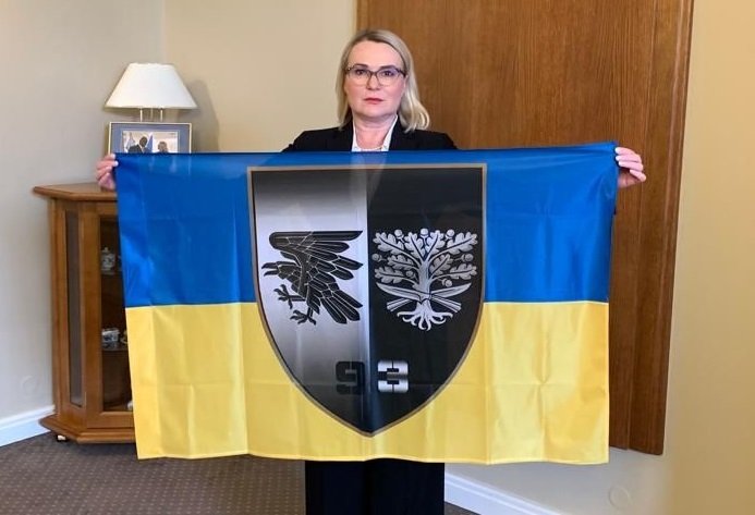 Ministryně obrany Jana Černochová (ODS) s vlajkou, kterou dostala darem