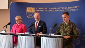 Premiér Petr Fiala s ministryní obrany Janou Černochovou (oba ODS) a náčelníkem generálního štábu Karlem Řehkou