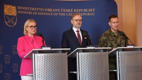 Premiér Petr Fiala s ministryní obrany Janou Černochovou (oba ODS) a náčelníkem generálního štábu Karlem Řehkou.  (27.6.2023)