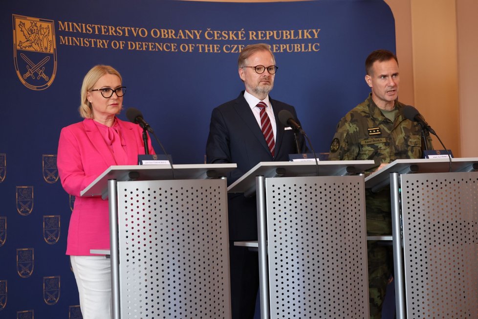 Premiér Petr Fiala s ministryní obrany Janou Černochovou (oba ODS) a náčelníkem generálního štábu Karlem Řehkou  (27. 6. 2023)