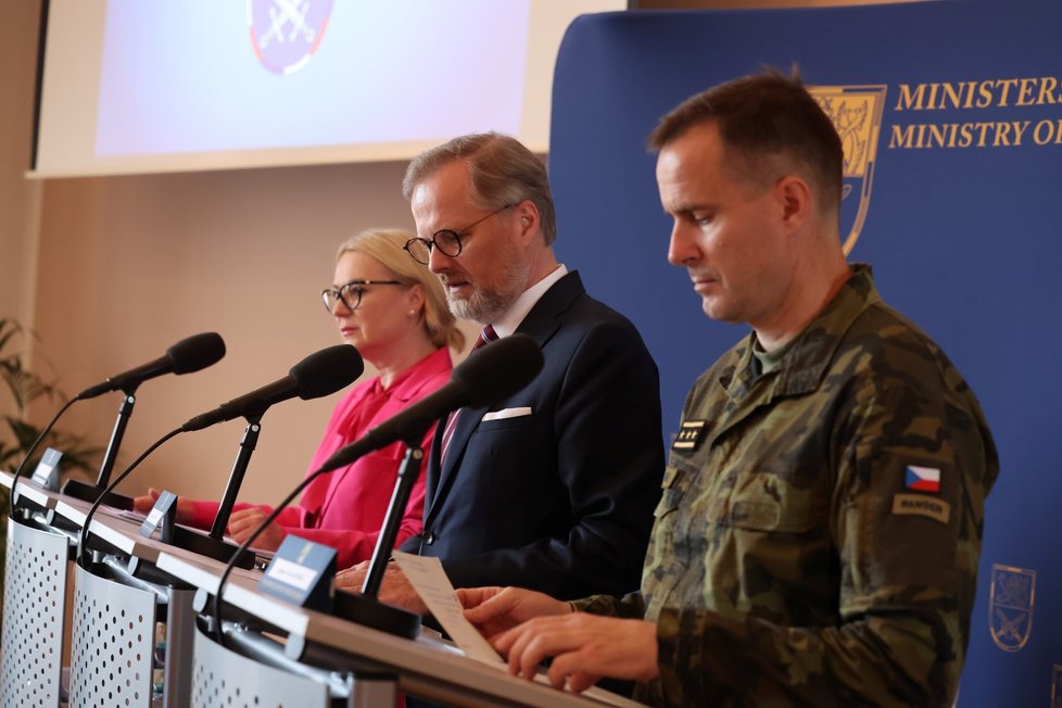 Premiér Petr Fiala s ministryní obrany Janou Černochovou (oba ODS) a náčelníkem generálního štábu Karlem Řehkou  (27. 6. 2023)