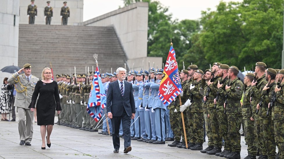 Ministryně obrany Jana Černochová a prezident Petr Pavel na Dni ozbrojených sil. (30.6.2023)