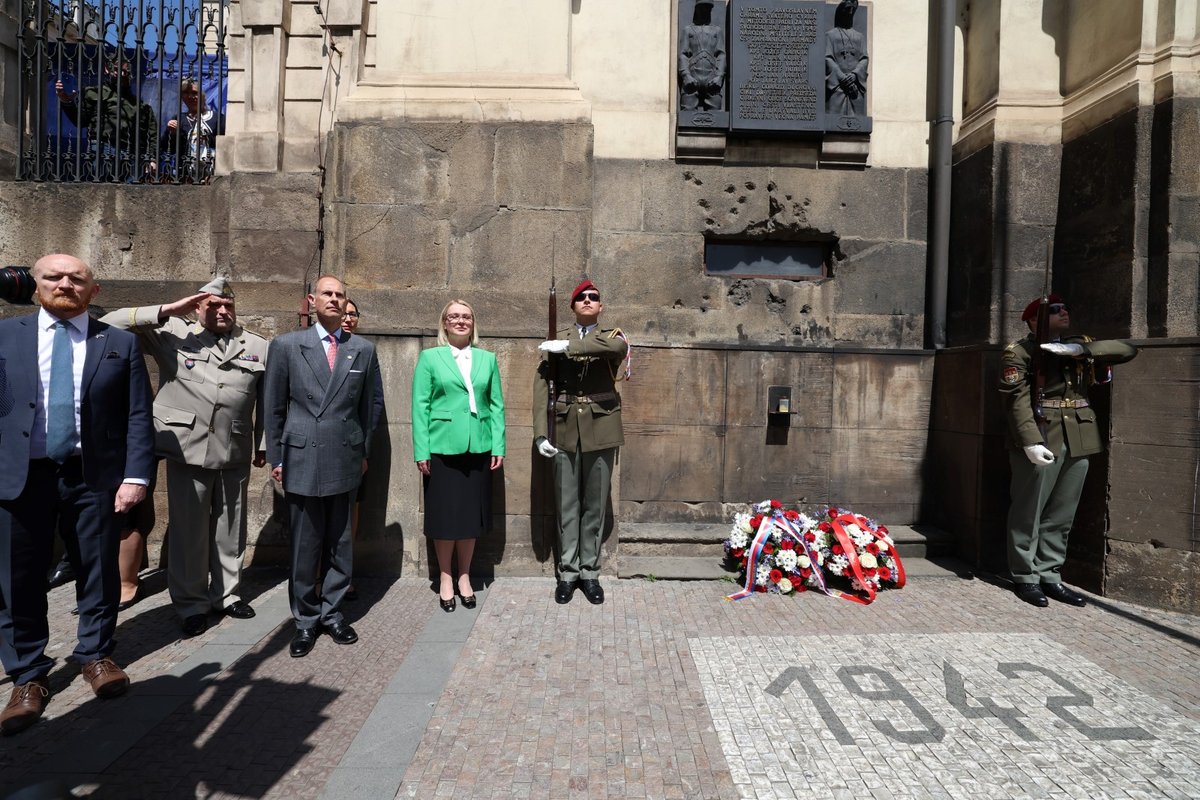 Bratr britského krále Karla III., princ Edward a ministryně obrany Jana Černochová (ODS) uctili památku hrdinů heydrichiády. (25.5.2023) 