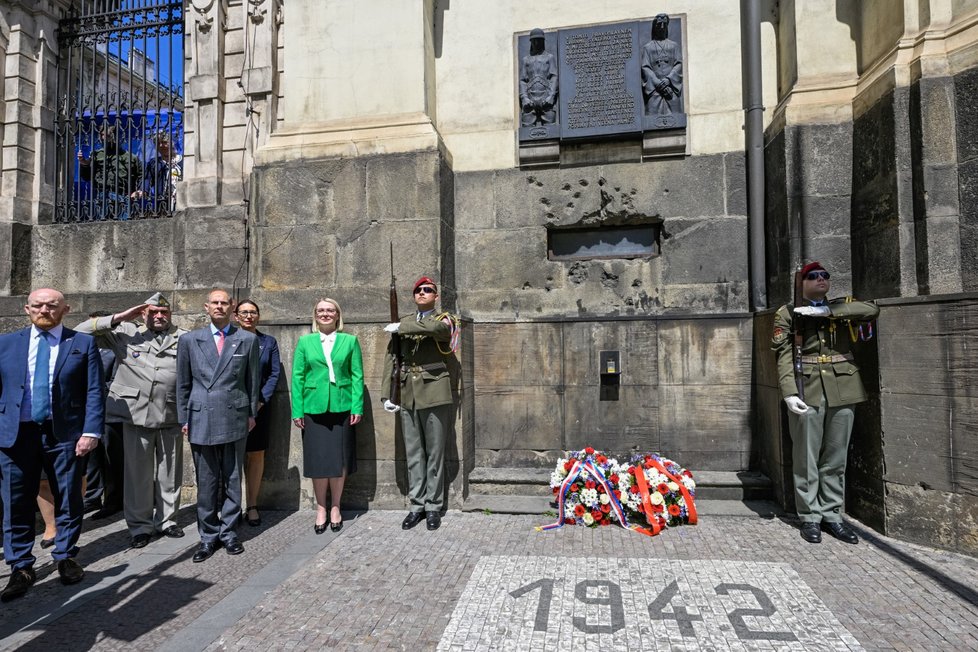 Bratr britského krále Karla III. princ Edward a ministryně obrany Jana Černochová (ODS) uctili památku hrdinů heydrichiády. (25.5.2023)