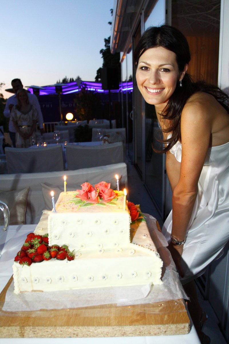 Jana dostala k narozeninám krásný a velký dort