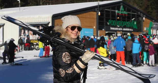 Bývalá Miss Jana Doleželová ve Špindlerově Mlýně s lyžemi za čtvrt milionu.