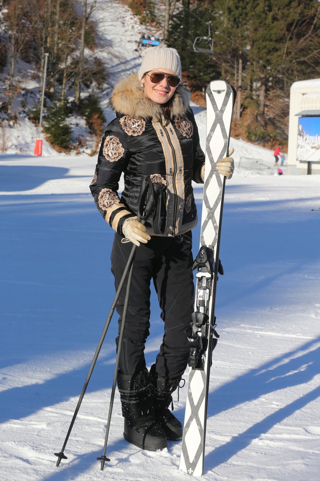 Bývalá miss Jana Doleželová ve Špindlerově Mlyně s lyžemi za čtvrt milionu.