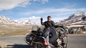 Vozíčkářka před výjezdem na nejvyšší průsmyk světa. Jana Fesslová právě zdolala v Himálajích silnici ve výšce 5 tisíc metrů nad mořem.