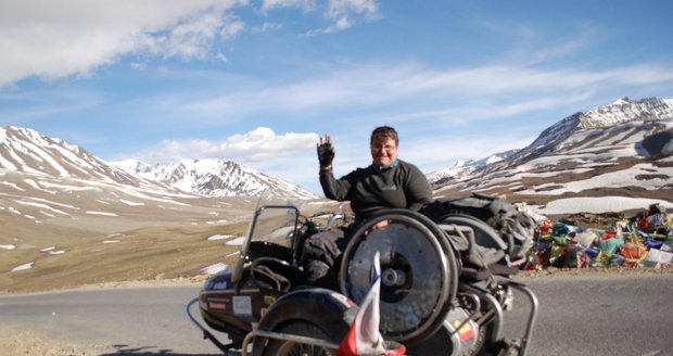 Vozíčkářka před výjezdem na nejvyšší průsmyk světa. Jana Fesslová právě zdolala v Himálajích silnici ve výšce 5 tisíc metrů nad mořem.