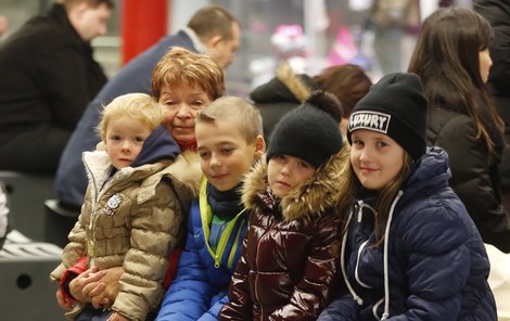 Jana Grubnerová včera na pražském Hlavním nádraží s nemocnou Elenkou (4), Erikem (12) a dvěma Nikolkami (7 a 10).