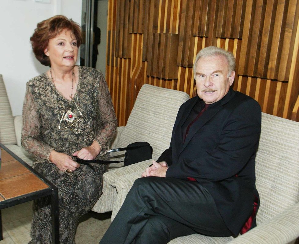 Jana se svým zesnulým manželem, hercem Luďkem Munzarem.
